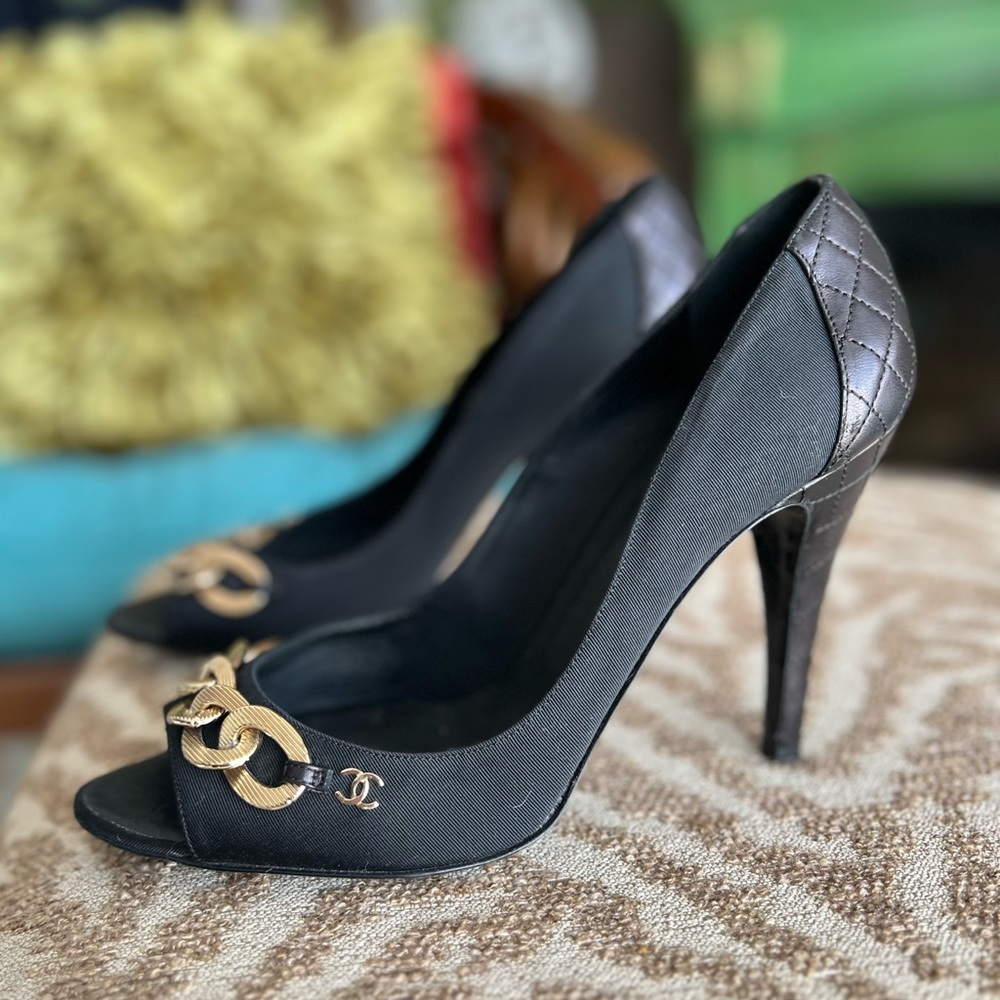 CHANEL black & gold detail chain heels peep toe leather shoes - Picture 6 of 16